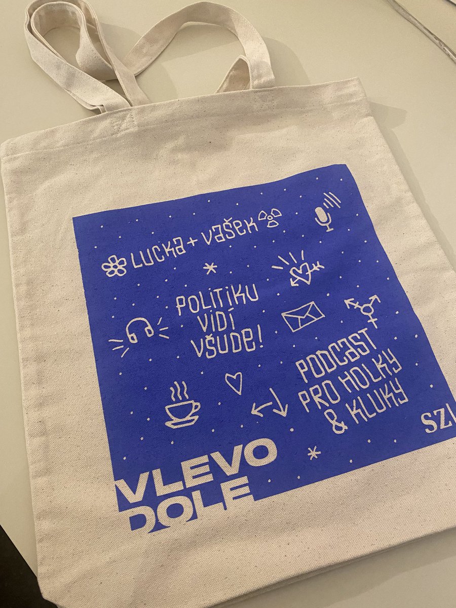 VacDol's tweet photo. Takhle se ten march podcastu @VlevoDole neměl používat, varuje výrobce. Hrozí udušení.
Šéf poslaneckého klubu ODS Marek Benda si naši tašku dal na hlavu jako výraz zmaru poté, co neprošel v plné míře vládní návrh na omezení solárních dotací. https://t.co/VhNip495TT