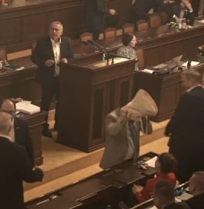 VacDol's tweet photo. Takhle se ten march podcastu @VlevoDole neměl používat, varuje výrobce. Hrozí udušení.
Šéf poslaneckého klubu ODS Marek Benda si naši tašku dal na hlavu jako výraz zmaru poté, co neprošel v plné míře vládní návrh na omezení solárních dotací. https://t.co/VhNip495TT