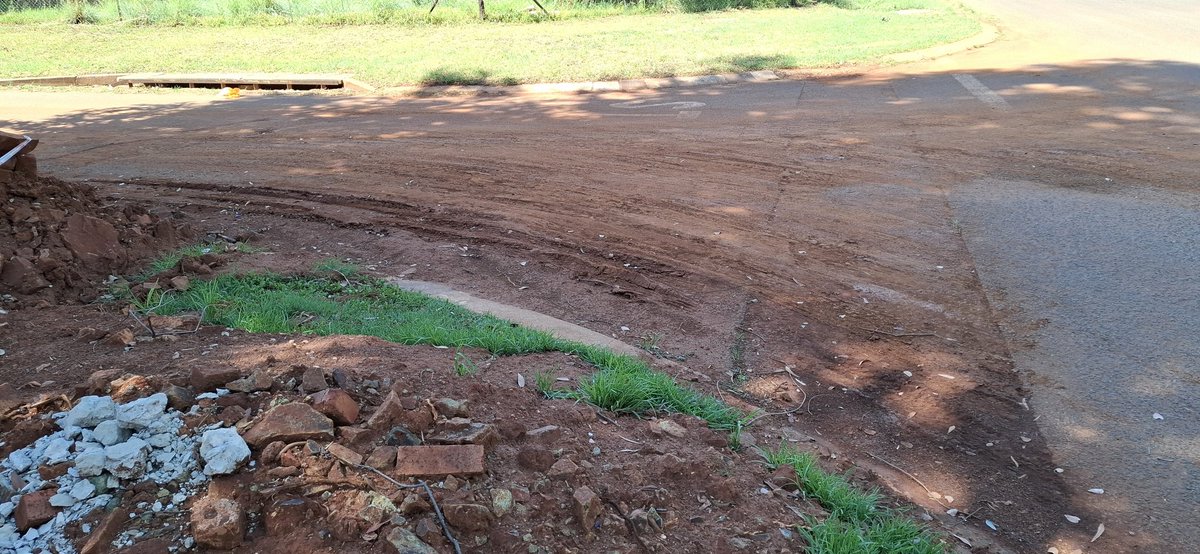 harry_p31's tweet photo. 17th Dec your team left this mess, we are now 11Dec and I want to know when you going to come complete this repair Jwapp-40000433 3rd Dec my smart.cit jw fault logging @CityofJoburgZA @DavidWard126 @eNCA @JHBWater @ParliamentofRSA @CyrilRamaphosa @GautengANC @ANCParliament @IOL https://t.co/pu6gOhELYl