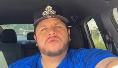 TNnoticiasMx's tweet photo. El Gordo #Peruci: El influencer que cautivó a México con su humor y autenticidad

Leovardo Aispuro, conocido como "El Gordo Peruci", fue un influyente creador de contenido mexicano que ganó el corazón de millones de personas en México y Latinoamérica. A pesar de su trágica muerte, su legado sigue vivo en la memoria de sus seguidores.

Orígenes y ascenso a la fama

Nacido en Culiacán, Sinaloa, El Gordo Peruci comenzó su carrera como creador de contenido en plataformas como YouTube, Facebook y TikTok. Su humor crudo, su autenticidad y su capacidad para conectar con su audiencia lo convirtieron en un fenómeno viral en México.

Estilo y contenido

El Gordo Peruci se caracterizó por su humor irreverente y su capacidad para hablar de temas cotidianos de manera divertida y relatable. Sus videos y publicaciones en redes sociales abordaban temas como la vida diaria, la familia, la comida y la cultura mexicana.

Impacto y legado

A lo largo de su carrera, El Gordo Peruci acumuló más de 156 mil suscriptores en YouTube y millones de seguidores en otras plataformas. Su influencia trascendió las redes sociales, ya que se convirtió en un referente cultural para muchos mexicanos.

Muerte y reacciones

La trágica muerte de El Gordo Peruci conmocionó a la comunidad de creadores de contenido y a sus seguidores. La noticia de su asesinato generó una ola de reacciones en las redes sociales, donde muchos usuarios expresaron su dolor y su admiración por el influyente creador de contenido.

El legado de El Gordo Peruci seguirá vivo en la memoria de sus seguidores, quienes recordarán su humor, su autenticidad y su capacidad para conectar con la gente.