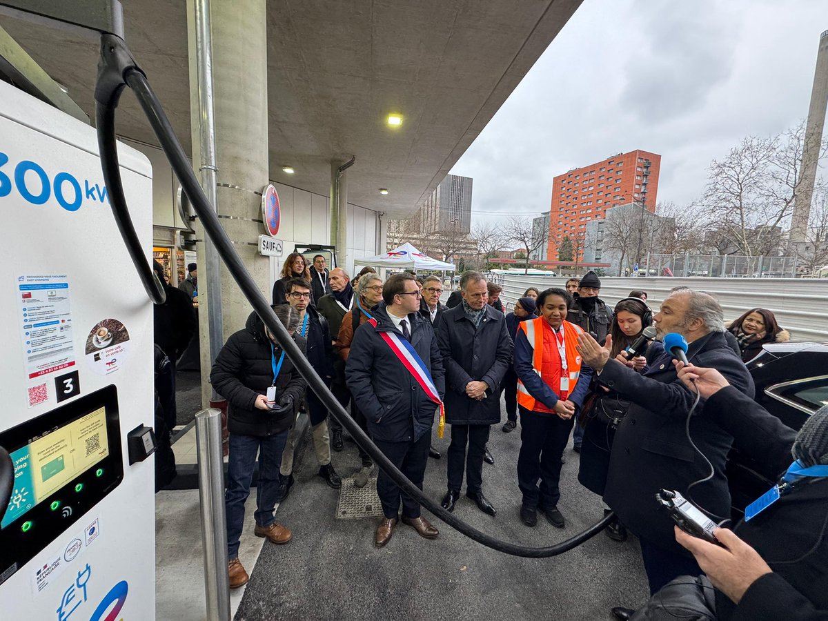 Métropole du Grand Paris (@grandparismgp) on Twitter photo 🚗⚡️ Une première à Paris intramuros : une station 100% électrique ! <a href="/geoffroyboulard/">Geoffroy Boulard</a> et <a href="/ericcesari/">Eric Cesari</a> ont inauguré une station-service Total, au cœur d’un projet issu d’Inventons la Métropole du Grand Paris.
➡️ Ancienne station essence réhabilitée, elle devient un modèle de 🚗⚡️ Une première à Paris intramuros : une station 100% électrique ! <a href="/geoffroyboulard/">Geoffroy Boulard</a> et <a href="/ericcesari/">Eric Cesari</a> ont inauguré une station-service Total, au cœur d’un projet issu d’Inventons la Métropole du Grand Paris.
➡️ Ancienne station essence réhabilitée, elle devient un modèle de