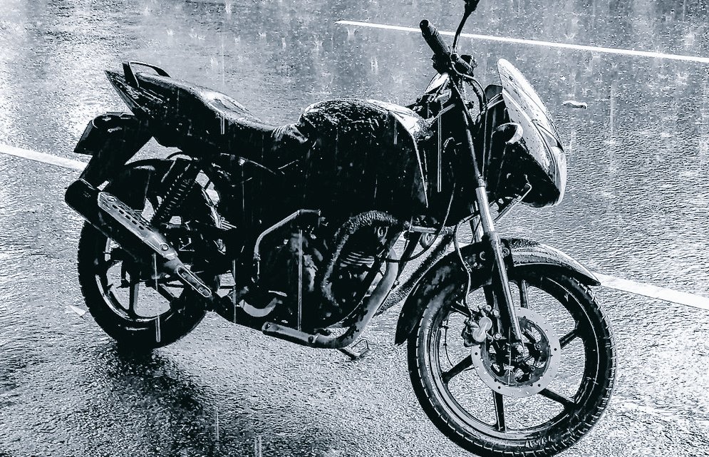 _makeanoffer's tweet photo. Pulsar 150 - Info 📢

பிரச��சனை: 
சுமார் 10 வருஷம் பழைய வண்டி. கொஞ்ச காலமா Starting Trouble இருந்தது. காலையில உடனே ஸ்டார்ட் ஆ��ாது. சில சமயம் போய்க்கிட்டு இருக்கும் போதே திடீர்னு லைட்டா இழுக்குற மாதிரி இருக்கும். 

போன மாசம் ஒரு மெக்கானிக் கிட்ட கேட்ட போது, அவர் மழை/குளிர் காலத்துல எஞ்சின் ஹீட் ஆக கொஞ்சம் நேரம் ஆகும், இது சகஜம் தான்னு சொன்னாரு. நானும் கண்டுக்காம விட்டுட்டேன்.

நேத்து ரொம்ப நேரம் நல்லா ஓடிட்டு இருந்தது. இடையில நிறுத்தி பெட்ரோல் போட்டேன். அதுக்கப்புறம் கொஞ்ச தூரம் போனதுமே வண்டி Off ஆயிருச்சு. ரொம்ப நேரம் மிதிச்சு பார்த்தேன் ஸ்டார்ட் ஆகவே இல்ல.

தீர்வு: 
வேற ஒரு மெக்கானிக் கிட்ட போய் விலாவரியா பிரச்சனைய சொன்னேன்.

அவர் உடனே பெட்ரோல் டியூப்பை கழட்டி  விட்டு பாத்தாரு. உள்ள இருந்து வெறும்  தண்ணியா கொட்டுது 😳

வண்டி மழையில நனைஞ்சா, டேங்க் மேல இருக்குற சின்ன கேப் வழியா தண்ணி உள்ள போக வாய்ப்பிருக்குதாம். 

என் வண்டி ஒரு மாசத்துக்கு முன்னாடி விடிய விடிய மழையில் நனைஞ்சது ஞாபகம் வந்தது.

டேங்க் & கார்போரேட்டர் எல்லாம் கிளீன் பண்ணி கொடுத்தார். 

இனிமேல் இதே பிரச்சனை வராம இருக்க, மெயின் ஸ்டாண்ட் போட்டு நிறுத்த சொன்னார். டேங்க் கவர் போடுறது நல்லதுனு சொன்னார்.

மீண்டும் பிரச்சனை: 
வண்டியில கொஞ்சமா தான் பெட்ரோல் போட்டு கொடுத்தார். 
உடனே பக்கத்துல போய் 200 ரூபாய்க்கு பெட்ரோல் போட்டுட்டு வண்டிய எடுக்குறேன், பெட்ரோல் சொட்டு சொட்டா ஒழுக ஆரம்பிச்சுருச்சு. நல்ல வேளை எதேச்சையாக பார்த்தேன். உடனே மெக்கானிக் ஷாப்க்கு போய் சொன்னேன்.

பிரச்சனை என்னன்னா, வழக்கம் போல ஒரு சின்ன பையன் தான் டேங்க் கழட்டி மாட்டி வேலை பாத்திருக்கான். அவன் எதையோ சரியா மாட்டல போல. 

கம்மியா பெட்ரோல் இருந்ததால, மெக்கானிக் ஷாப்ல வச்சி ஒழுகல. எக்ஸ்ட்ரா பெட்ரோல் போட்டு, லெவல் கொஞ்சம் கூடவும் ஒழுக ஆரம்பிச்சிருக்கு.

சின்ன பசங்�� தப்பு பண்ண வாய்ப்பு அதிகம் ஆனா அவங்க ஒவ்வொரு வேலையும் சரியா பண்றாங்களானு சரி பார்க்க வேண்டியது உங்க பொறுப்புன்னு ��ெக்கானிக் கிட்ட கடுமையா சொல்லிட்டு வந்தேன்.

உடனே பார்க்கலைன்னா தீப்பிடிச்சிறுக்கவும் வாய்ப்பிருக்கு 🤕

ஷேர் பண்ணனும்னு தோணுச்சு. ஒருவேளை யாருக்காவது உபயோகப்படலாம். 👍

நன்றி.