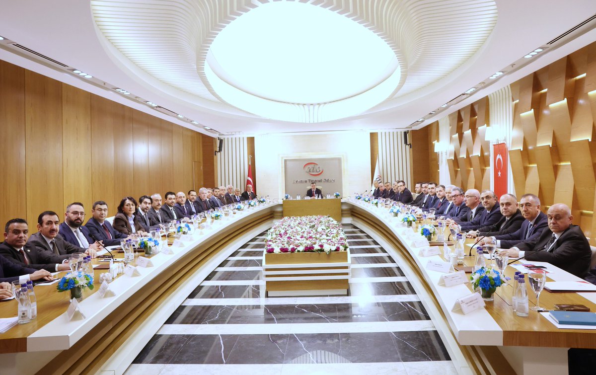 edipbalci's tweet photo. Cumhurbaşkan Yardımcımız sayın @_cevdetyilmaz beyefendiyi @ATOkurumsal başkanımız @GurselBaran ve Meclis üyelerimiz ile Türkiye ve Ankara Ekonomisine  fayda sağlayacak önemli konuları ve Sektör sorunlarını dile getirdiğimiz toplantıda ağırladık. Katılımları için teşekkür ederiz. https://t.co/xIZ0tzSPgq