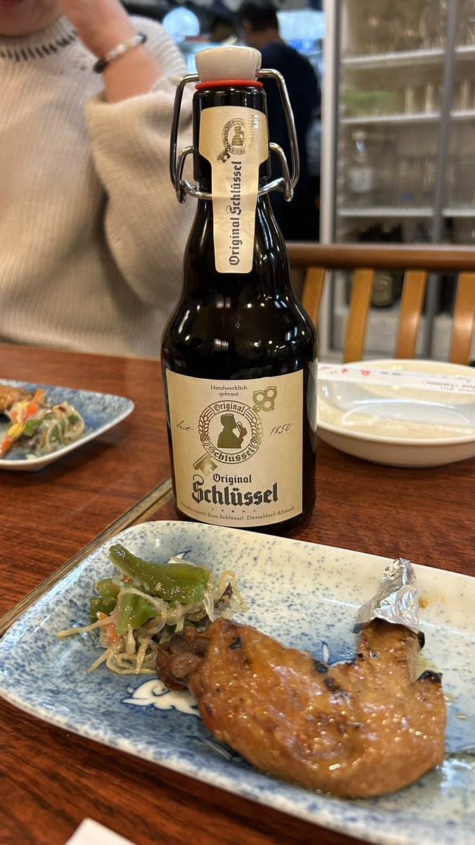 everycornerof's tweet photo. 年末恒例、親戚たちとの『ドイツビールと焼き鳥の夕べ』
幹事は毎回従兄弟叔父が務めてくれる。彼がドイツに駐在してた30年前、『一度遊びに来い』とよんでもらったところから始まったバックパッカーみたいな人生。ドイツのビールとドイツのチョコと日比谷の焼き鳥と。
今年も笑顔で終われそう。 https://t.co/G1K9ihCiOv