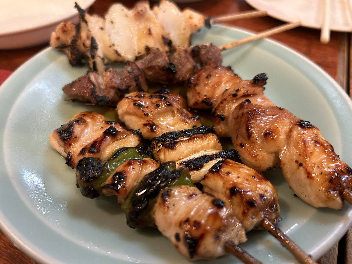 everycornerof's tweet photo. 年末恒例、親戚たちとの『ドイツビールと焼き鳥の夕べ』
幹事は毎回従兄弟叔父が務めてくれる。彼がドイツに駐在してた30年前、『一度遊びに来い』とよんでもらったところから始まったバックパッカーみたいな人生。ドイツのビールとドイツのチョコと日比谷の焼き鳥と。
今年も笑顔で終われそう。 https://t.co/G1K9ihCiOv