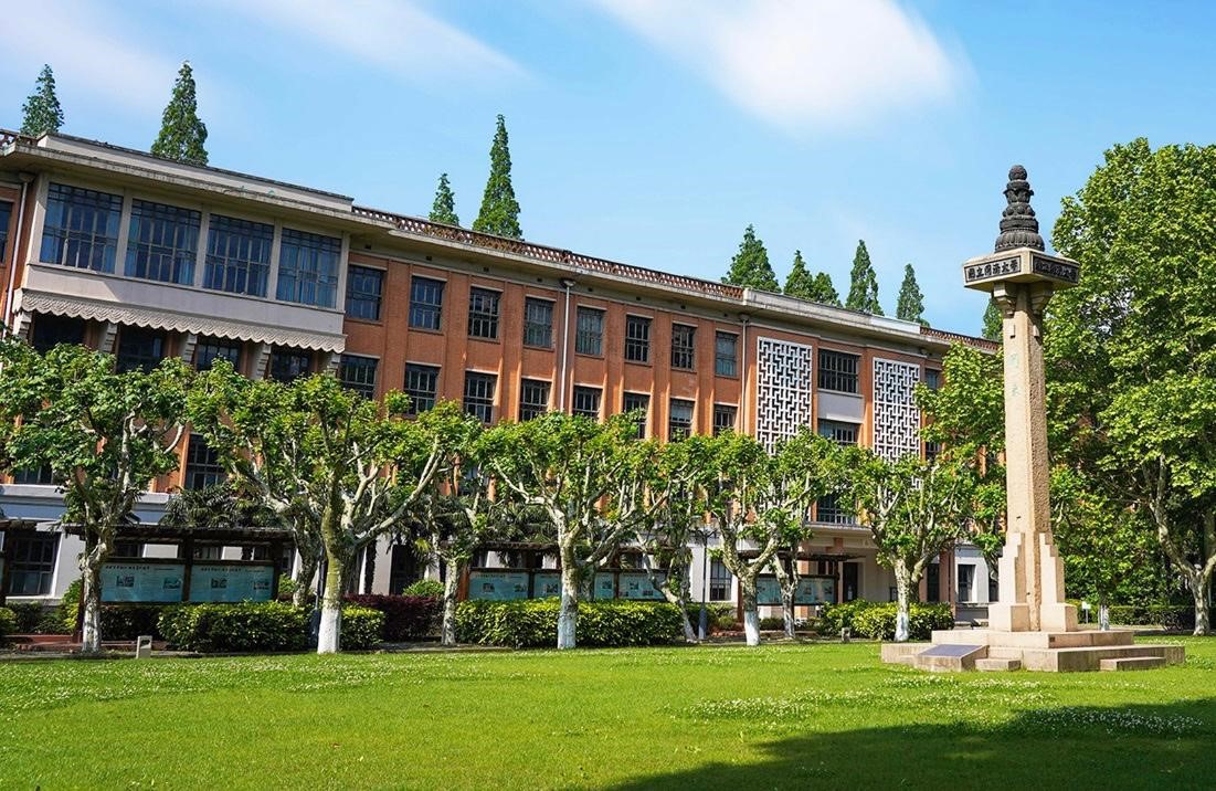 📍¡La #XVIBEAU viaja a Shanghái!

Mañana la exposición de la Bienal llega a la Universidad de Tongji en Shanghái, siendo su primera localización internacional tras Zaragoza, A Coruña, Palma de Mallorca y Madrid, poniendo fin a su ciclo de itinerancias.

ℹ️bit.ly/itinerancia_sh…