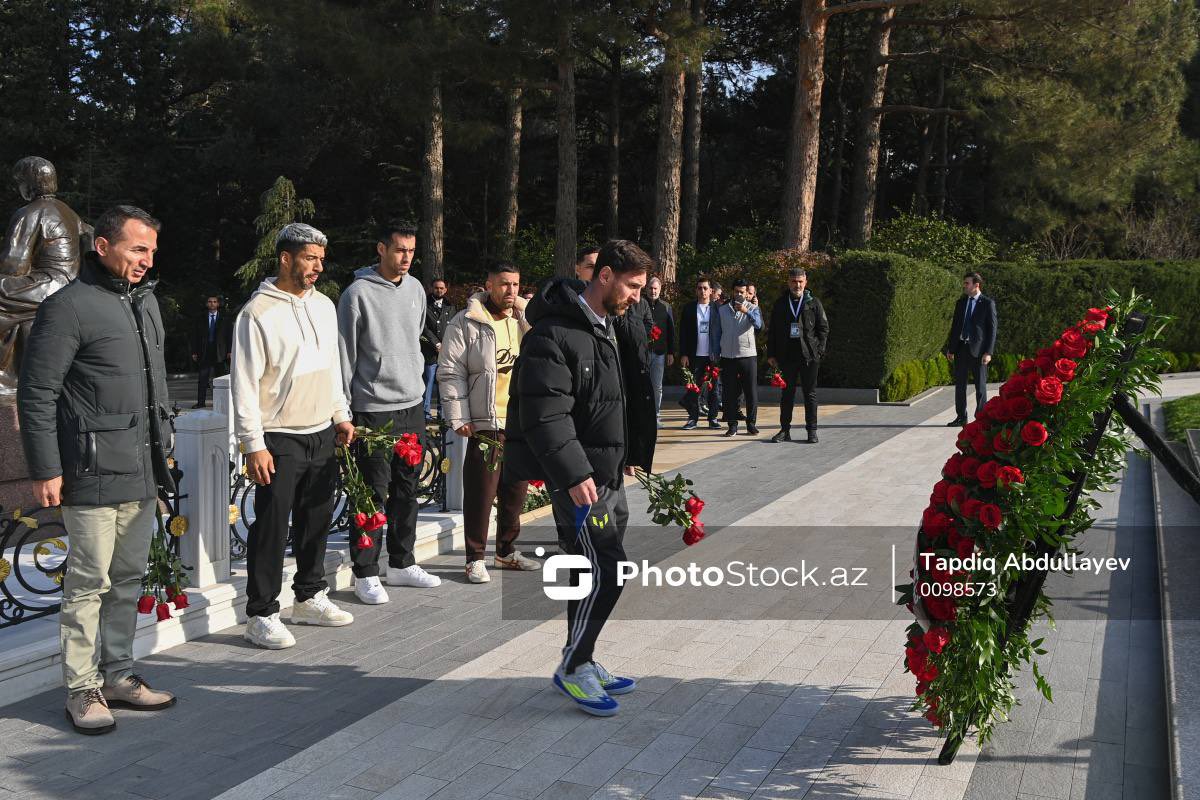 IBagdasary's tweet image. Football players #Lionel Messi, #Luis Suarez, #Sergio Busquets and #Jordi Alba, who are on a visit to #Azerbaijan, visited the grave of Heydar Aliyev and laid a wreath. Shame on these footballers, before you come to the country, find out where you are going. #money doesn&apos;t smell