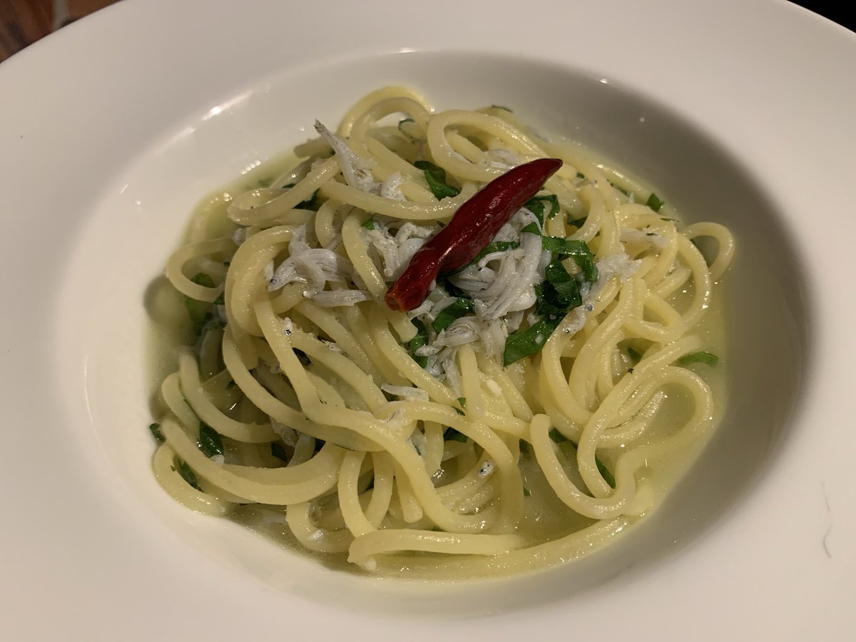 ItZ3a's tweet photo. MiKiya's ぐりぐり@学芸大学駅。釜揚げしらすと大葉のパスタ、3種チーズのブラックペペロンチーノ 、3種チーズのリゾット。ブラックペペロンチーノは思ったより辛い。エビやベーコンなどのトッピングを増やすべきだった。 https://t.co/ZV5LBLPmnj