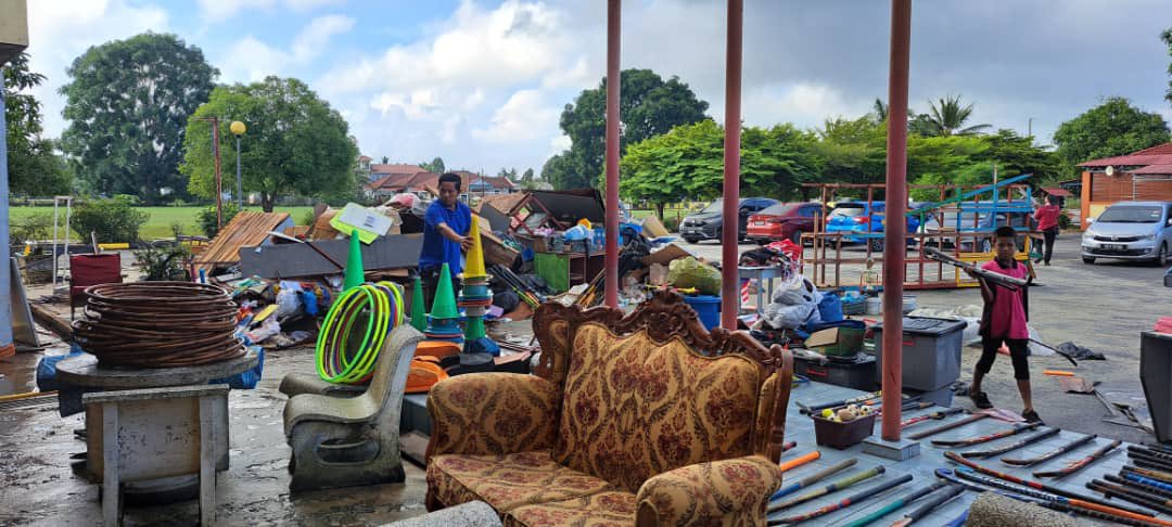 Happy Bank tweet media