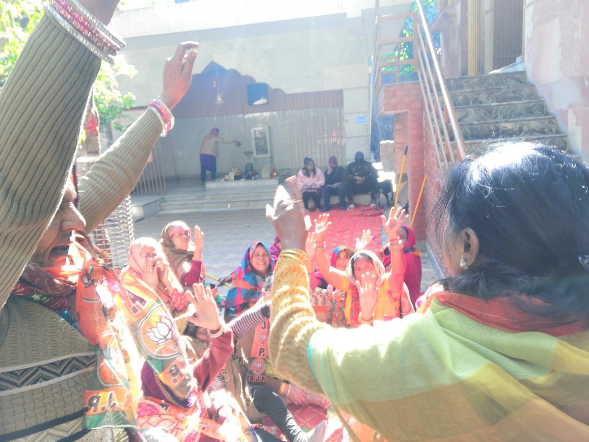 MeeraPahadia's tweet photo. आज 11/12/24 जिला दक्षिणी दिल्ली विधानसभा देवली विधानसभा के वार्ड तिगड़ी 162  पार्टी अध्यक्ष दुवारा निर्देशित विषय महिला संवाद पर चर्चा हुई बैठक में  बड़ी संख्या महिलाएं उपस्थित रही एवं राजस्थान से पूर्व विधायक श्रीमति प्रमिला कुंडेरा जी पूर्व प्रत्याशी श्रीमति डॉली जीनवाल जी https://t.co/NHIjWckvIs
