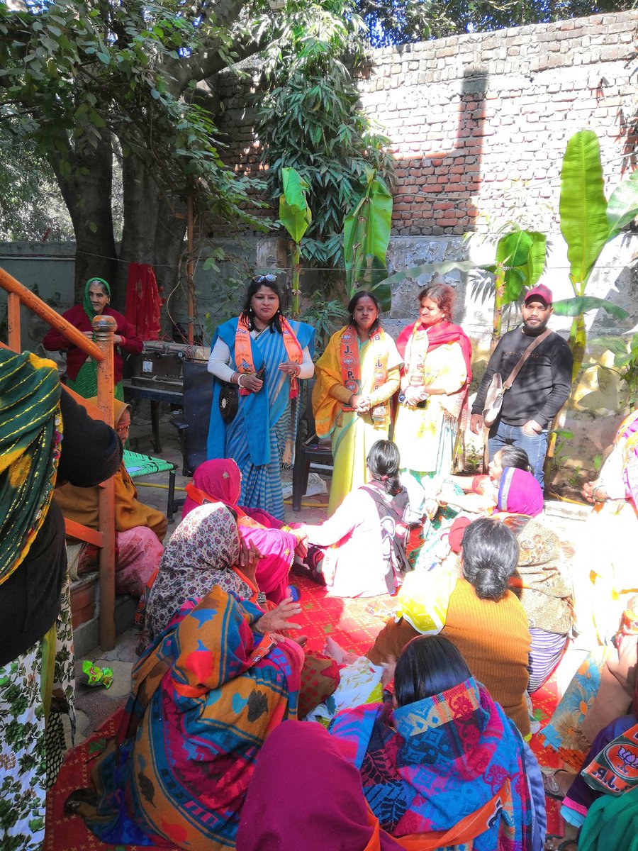 MeeraPahadia's tweet photo. आज 11/12/24 जिला दक्षिणी दिल्ली विधानसभा देवली विधानसभा के वार्ड तिगड़ी 162  पार्टी अध्यक्ष दुवारा निर्देशित विषय महिला संवाद पर चर्चा हुई बैठक में  बड़ी संख्या महिलाएं उपस्थित रही एवं राजस्थान से पूर्व विधायक श्रीमति प्रमिला कुंडेरा जी पूर्व प्रत्याशी श्रीमति डॉली जीनवाल जी https://t.co/NHIjWckvIs