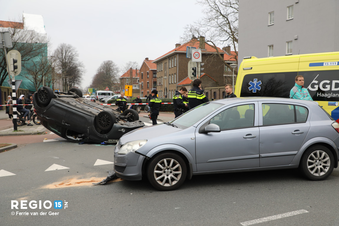 Auto op z’n dak na botsing in Den Haag
