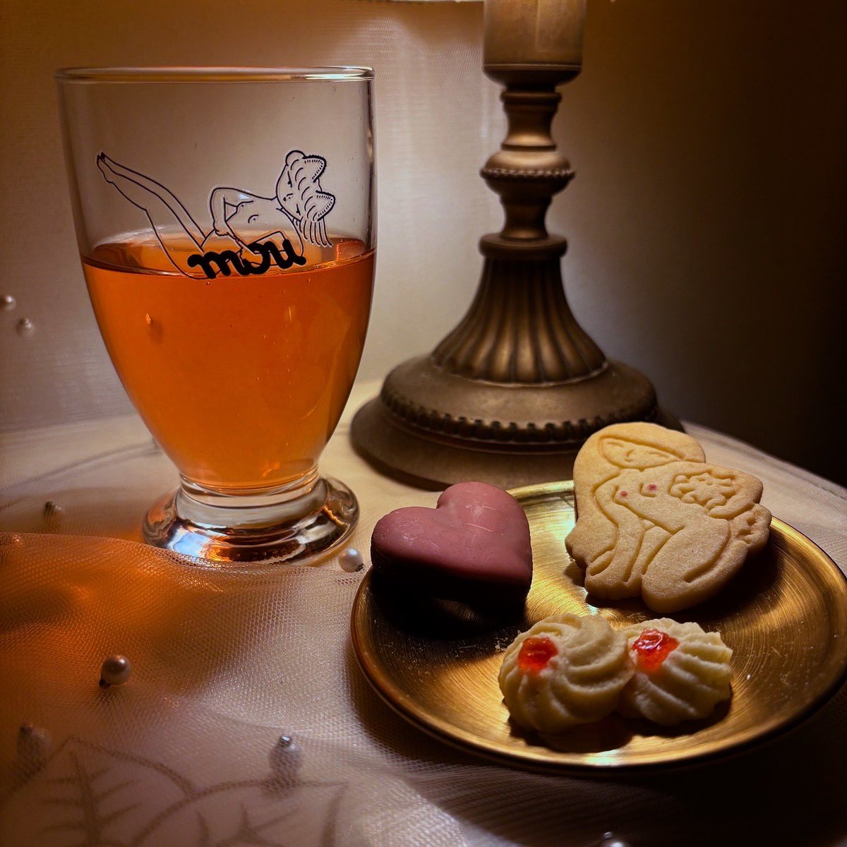 jckpt2011's tweet photo. クッキー缶と同時発売となるアイテムをご紹介させて頂きます♡
mouさんのホリデーシーズンをイメージしたキラキラ琥珀糖をkazuhaさんのcat girl glassに…🧜‍♀✨✨✨
シャンメリーを注ぐとcat girlが浮いているようなdesignにときめいております💓 https://t.co/0WoE3eMljZ