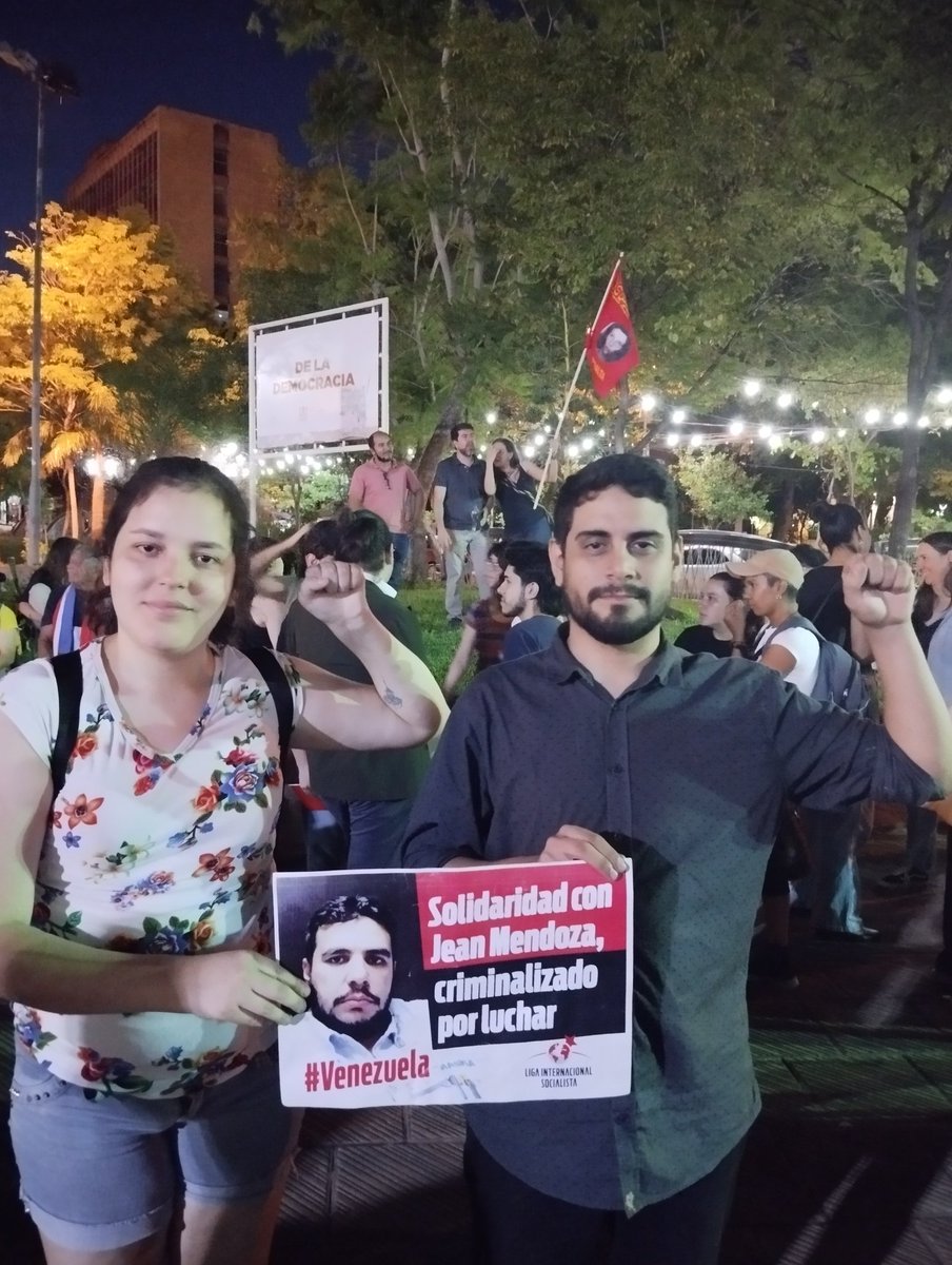 AlternativaSoPy's tweet photo. La solidaridad internacional es fundamental para que compañerxs que luchan por un mundo mejor podamos seguir dando la pelea.
Basta de persecución a los dirigentes obreros en Venezuela 
#AbsolucionDeJeanMendoza https://t.co/lt6QIXaKK8