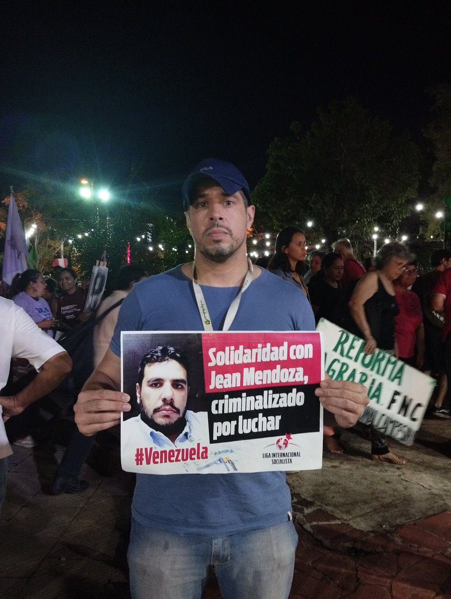 AlternativaSoPy's tweet photo. La solidaridad internacional es fundamental para que compañerxs que luchan por un mundo mejor podamos seguir dando la pelea.
Basta de persecución a los dirigentes obreros en Venezuela 
#AbsolucionDeJeanMendoza https://t.co/lt6QIXaKK8