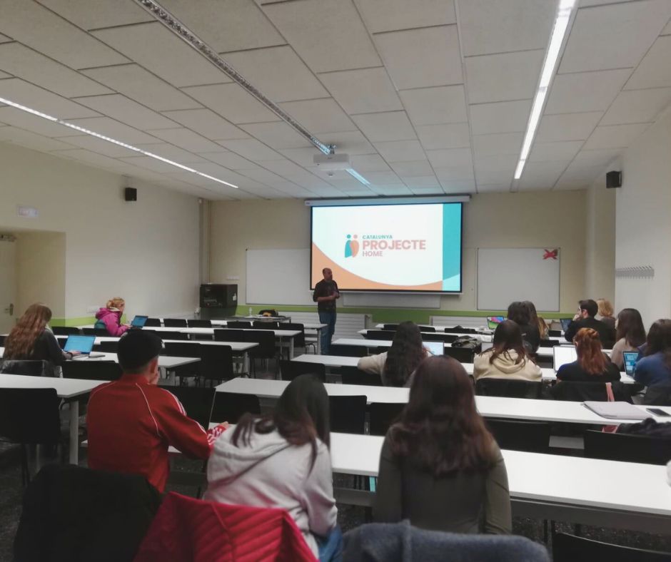 projectehomeCAT's tweet photo. Ahir, vam presentar Projecte Home Girona a la @univgirona, i en concret com intervenim des de l'entitat en casos d'addiccions treballant un cas pràctic amb l'alumnat de l'assignatura de Psicologia de les addiccions del Grau de Psicologia (@UdGEducacioPsic). @IRQVUdG https://t.co/mcx3jpah5m