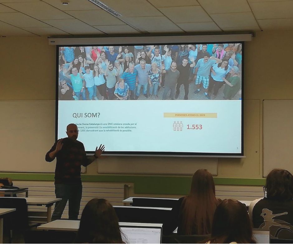 projectehomeCAT's tweet photo. Ahir, vam presentar Projecte Home Girona a la @univgirona, i en concret com intervenim des de l'entitat en casos d'addiccions treballant un cas pràctic amb l'alumnat de l'assignatura de Psicologia de les addiccions del Grau de Psicologia (@UdGEducacioPsic). @IRQVUdG https://t.co/mcx3jpah5m