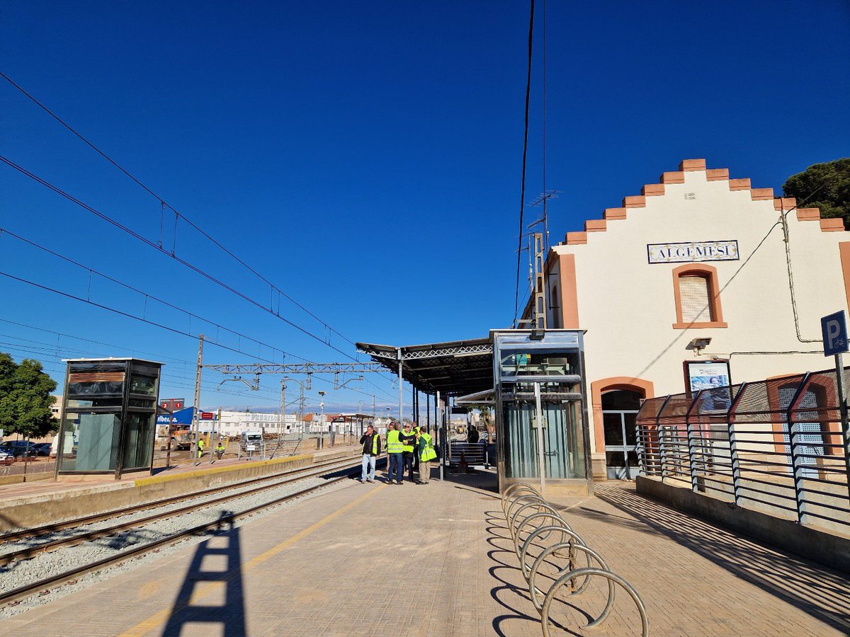 oscar_puente_'s tweet photo. ⚠️ANUNCIO IMPORTANTE
Adelantamos al 16 de diciembre la recuperación total de las líneas C1 y C2 de Cercanías de València. 

✅Restablecemos el servicio en tren casi una semana antes de lo previsto gracias al esfuerzo de @Adif_es para reparar las vías dañadas por la DANA. 

Sumamos 274,6 km abiertos y seguimos trabajando para reconstruir la C3 entre Aldaia y Utiel.