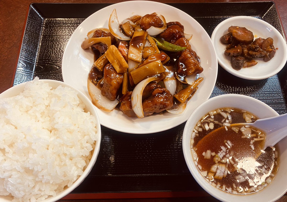 kabutakibi's tweet photo. #バウムクーヘン 2日目♪
真ん中に線が欲しいから工夫しました♪

う巻き玉子(鰻)の様にチョコレートを試しましたが.....溶けてドロドロだわっwww

ホイルで芯を作り抜いてキットカットをブッ刺して、
"きっと勝つ‼️努力の年輪24。"発売予定♪
、、、知らんけど🤥

ps今日の🐷ランチ貼っとく https://t.co/s6REOwbSfG