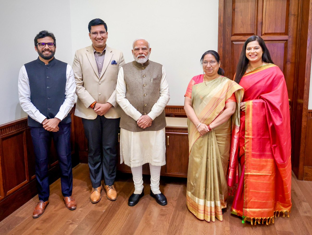 drsudhayadavBJP's tweet photo. देश के यशस्वी प्रधानमंत्री श्री @narendramodi जी से सपरिवार भेंट कर उनका आशीर्वाद और स्नेह प्राप्त करने का सौभाग्य मिला। 

उनकी विनम्रता, अटूट समर्पण और जनसेवा की भावना सम्पूर्ण देशवासियों के लिए एक प्रेरणा है। उनका मार्गदर्शन और स्नेह सदैव हमारी प्रेरणा बनेगा। https://t.co/TQmrLOt1rK