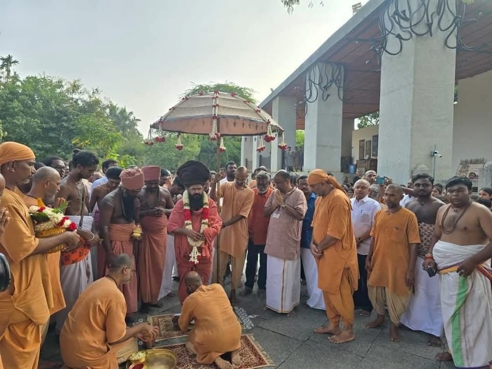 KalaForTemples's tweet photo. Dharmapuram Adheenam (Sri Masillamani Desiga Gnanasambanda Swamigal is the 27th Guru Maha Sannidhanam of the adheenam) visits Isha Yoga center. 

The Isha Yoga Center situated at the foothills of Velliangiri, on the outskirts of Coimbatore, is the headquarters for Isha Foundation. Isha is a sacred space for self-transformation, where you can come dedicate time towards your inner growth. The center offers all four major paths of yoga – kriya (energy), gnana (knowledge), karma (action), and bhakti (devotion), drawing people from all over the world. 

Dharmapuram Adheenam is a revered Shaivite mutt (monastery) located in Mayiladuthurai, Tamil Nadu

Dharmapuram Adheenam was established in the 16th century AD, with a rich history dating back to the Pandya dynasty. The mutt follows the Shaivite tradition, emphasizing the worship of Lord Shiva and the pursuit of spiritual knowledge.

Dharmapuram Adheenam is part of the revered guru parampara (lineage of gurus), with a succession of esteemed spiritual leaders guiding the institution. 

The mutt is renowned for its expertise in Shaivite scriptures, including the Tirumurai and the Tiruvachakam. Dharmapuram Adheenam has a long tradition of engaging in philosophical debates and discussions, promoting intellectual and spiritual growth. The mutt has played a significant role in preserving and promoting Tamil culture, language, and arts.

#Adheenam
#Templetales
#IshaYogacenter
