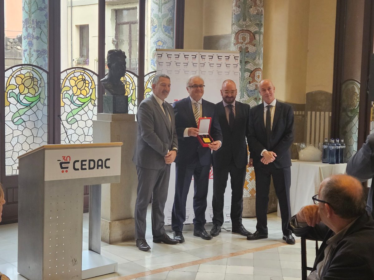 La #distribuciónalimentaria reclama su carácter estratégico en el 30º aniversario de su patronal en Cataluña, #CEDAC. ¡Felicidades!🛒❤️

🎖️Creu Sant Miquel: Rafel Pujol, presidente de honor de <a href="/Plusfresc/">Plusfresc</a>.

🎖️Cruz Honorífica Sant Miquel:  #ASUCOVA por el esfuerzo ante la #DANA.
