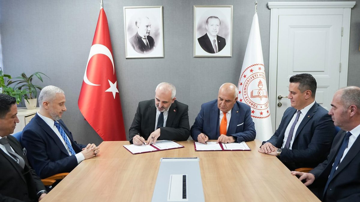 SimavTso's tweet photo. “Şeref Kazcıoğlu Mesleki ve Teknik Anadolu Lisesi” açılıyor.(TOBB) Mesleki Eğitim Kurulu, STSO Başkanı Şeref Kazcıoğlu ile (MEB) Mesleki ve Teknik Eğitim Genel Müdürü Ali Karagöz arasında iş birliği protokolü Kütahya Milletvekili Adil Biçer’in de katılımıyla imzalandı. https://t.co/3blv2IcBTd