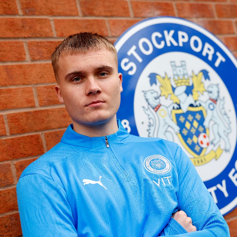 StockportCounty's tweet photo. ✍️ #StockportCounty is delighted to announce that we have agreed terms with Icelandic Club KR for the transfer of exciting young forward, Benoný Breki Andrésson.

Benoný will officially join us in January, subject to receiving a work permit and international clearance 🇮🇸