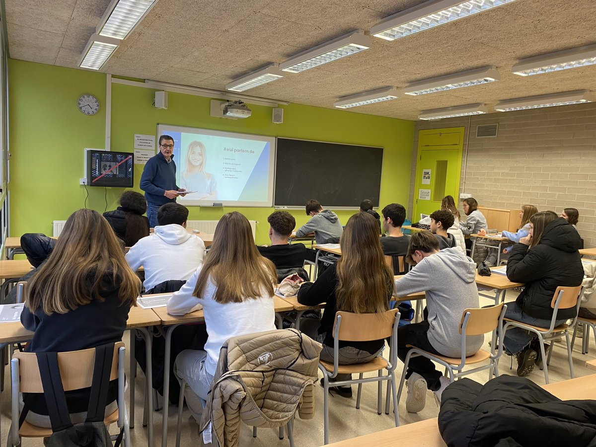 MarguesSi's tweet photo. L’alumnat d’economia bàsica de 4t d’ESO ha assistit avui a la xerrada d’EFEC (Educació Financera a les Escoles de Catalunya) anomenada “Els inpostos i tu”. Gràcies, Joan. Ha estat una xerrada ben profitosa! #somlesmargues #ESO #curs20242025 https://t.co/9fIBFVeMDP