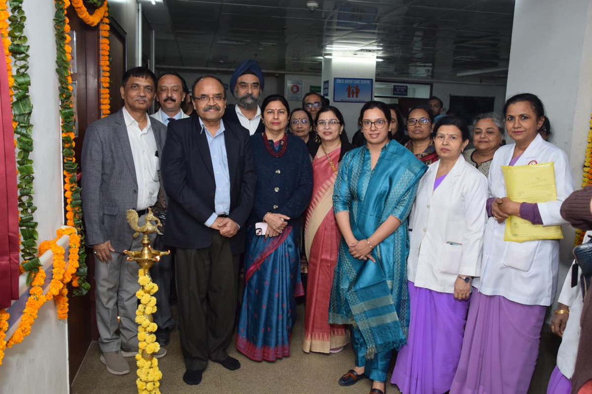 SJHDELHI's tweet photo. Milk Bank Lactation Management Unit in Dept of Pediatrics, SJH inaugurated by Dr Sandeep Bansal MS and Dr Geetika Khanna Principal in presence of Dr Ratan Gupta HOD Pediatrics &amp; Dr Sugandha Arya Incharge Mother-NICU. This supports to provide expressed breast milk to sick babies. https://t.co/3JWYo20l5w