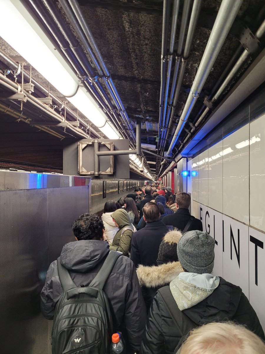 dangerousdiina's tweet photo. @waynecheung29 @TTCnotices At Eglinton Station going South https://t.co/RiRnXwYhxw
