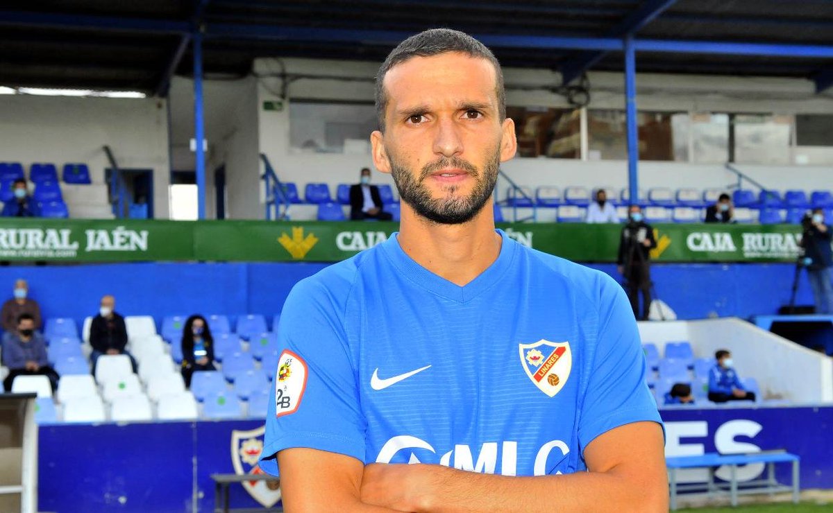 GolSinVAR's tweet photo. Hay retiradas y retiradas.

La de hoy es especial porque en los tiempos que corren de inmediatez o poco sentimiento de pertenencia, él es un jugador que rompe todos los protocolos del futbolista actual.

Se retira ALBERTO RODRÍGUEZ, jugador del @Linares_Dptvo, tras 10 temporadas donde ha defendido la camiseta linarense hasta en 320 ocasiones.

No pido que lo mejoren, solo que haya otro futbolista que iguale los datos de este chico que ha dado prácticamente el 90% de su vida futbolística al club de su corazón, el Linares Deportivo.