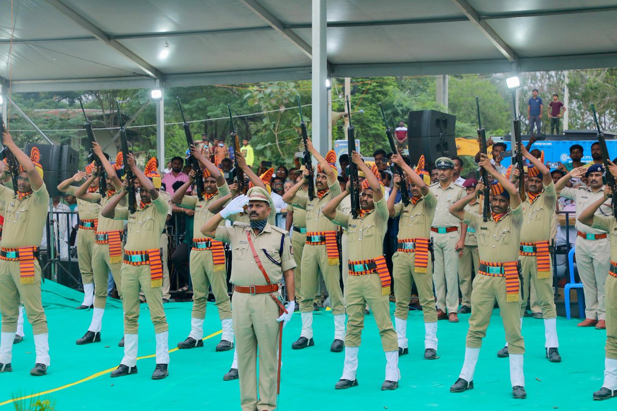 swaraj76's tweet photo. Final rites of former CM &amp; External affairs minister #SMKrishna held with full state honours at #Somanahalli #Madduru tq.
@CMofKarnataka @siddaramaiah hands over the national flag to #PremaKrishna. @DKShivakumar @DrParameshwara take part.
@XpressBengaluru 
@AshwiniMS_TNIE https://t.co/mqKhSE6DED