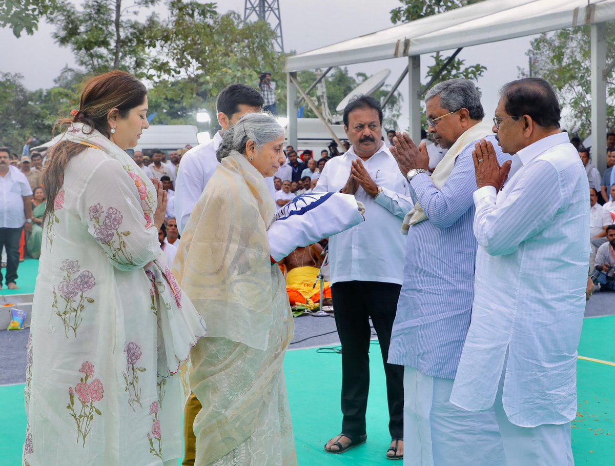 swaraj76's tweet photo. Final rites of former CM &amp; External affairs minister #SMKrishna held with full state honours at #Somanahalli #Madduru tq.
@CMofKarnataka @siddaramaiah hands over the national flag to #PremaKrishna. @DKShivakumar @DrParameshwara take part.
@XpressBengaluru 
@AshwiniMS_TNIE https://t.co/mqKhSE6DED