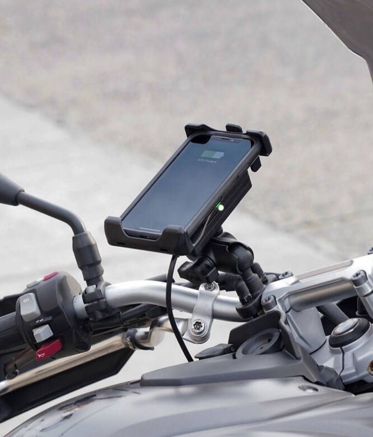 Trådlösladdning på styret. Köp den bästa RAM Mounts lösningen för din MC hos närmsta RAM Nordic återförsäljare. 👍🏻
.
.
#mcliv #motorcykel #ramnordic