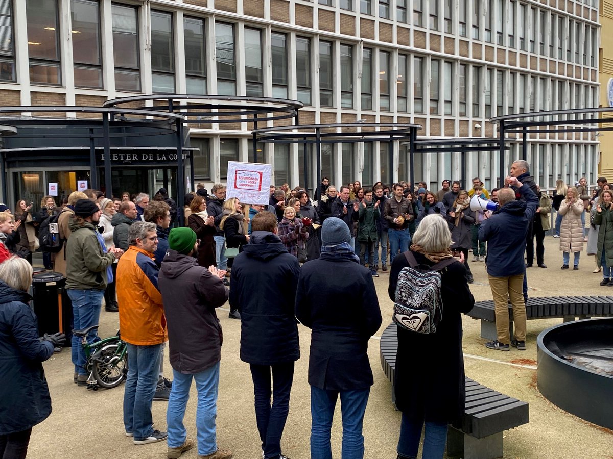 LeidenSocial's tweet image. 📢 We stand together once again, united with one important message: STOP the cuts to higher education! 🟥 @WOinactie @UniLeiden #DoeHetNiet #StopBezuinigingenHogerOnderwijs