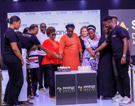 OsaxOmanyire's tweet image. #EVERYWHEREYOUGO

#MTNPulse Ambassador @UweraLyndah showed up with gifts 🎁 
Good Evening