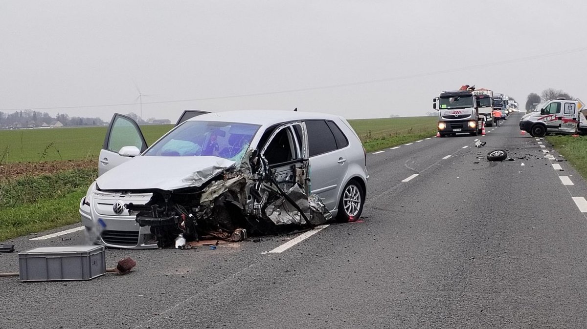 Un face-à-face entre deux véhicules fait trois blessés entre Ham et Saint-Quentin courrier-picard.fr/id586985/artic…