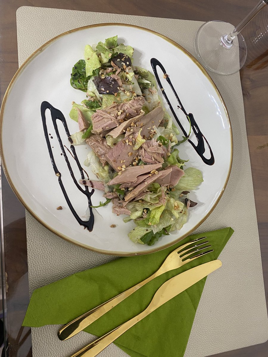 AnnalisaDezzi's tweet photo. La cheffa oggi ha preparato:
Filetto di tonno su letto di misticanza con granella di nocciole di giffoni e riduzione di aceto balsamico.
N’insalata con il tonno in pratica.
#pranzo #Cheffa https://t.co/wIjNhRGV1p