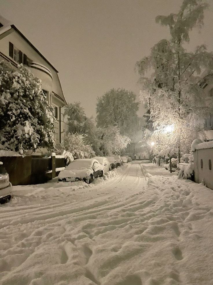 zirtiss's tweet photo. kulaklığı takıp uzun uzun yürüyeceksin... https://t.co/P64PQBuWtp