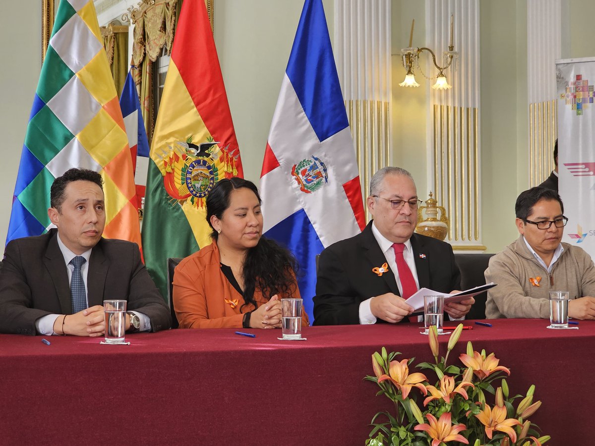 ClaudioMarte's tweet photo. Héroes dominicanos en la filatelia de Bolivia https://t.co/xCTrqw7ArE https://t.co/a37EDmEyMJ