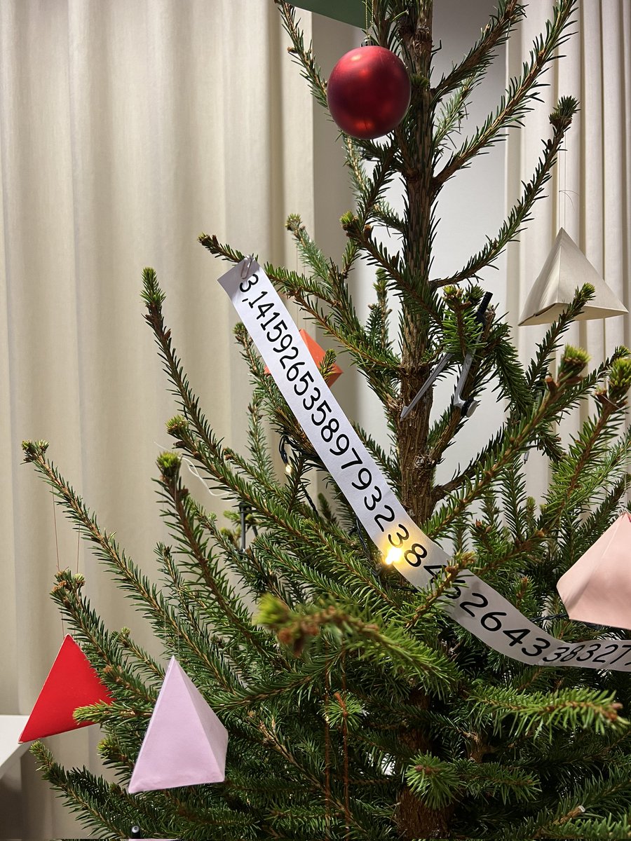 viikinnorssi's tweet photo. Joulukuuset ovat saapuneet Viikin norssiin! 🎄

Opehuoneen kuusen koristelusta olivat tänä vuonna vastuussa matematiikan lehtorit ja se näkyy! 😆✌🏼

Jos piin desimaalit eivät ole hallussa, niin opehuoneessa niitä voi ainakin tankata muistiin! 💪🏻👍🏻🫶🏽

#viikinnorssi #joulukuusi https://t.co/6UfDxPdecw