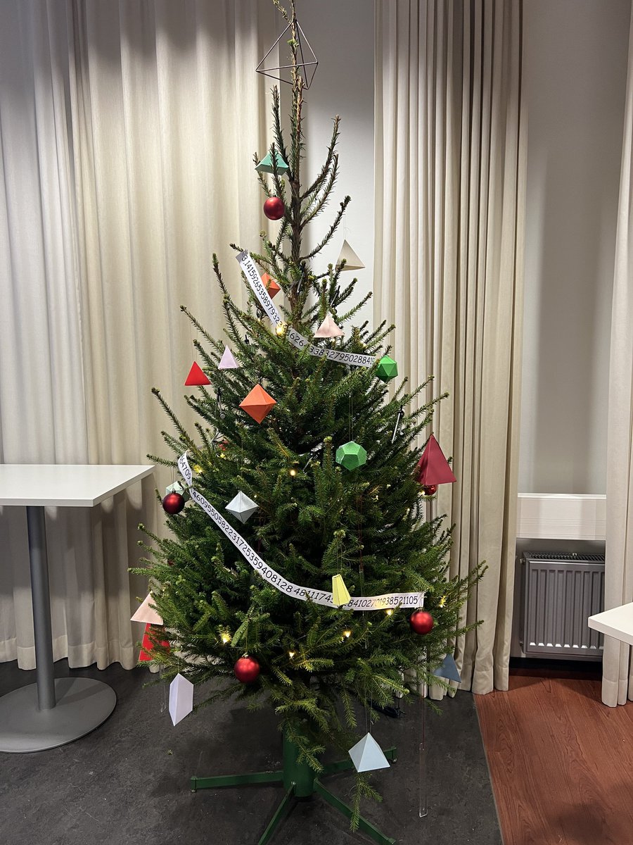 viikinnorssi's tweet photo. Joulukuuset ovat saapuneet Viikin norssiin! 🎄

Opehuoneen kuusen koristelusta olivat tänä vuonna vastuussa matematiikan lehtorit ja se näkyy! 😆✌🏼

Jos piin desimaalit eivät ole hallussa, niin opehuoneessa niitä voi ainakin tankata muistiin! 💪🏻👍🏻🫶🏽

#viikinnorssi #joulukuusi https://t.co/6UfDxPdecw