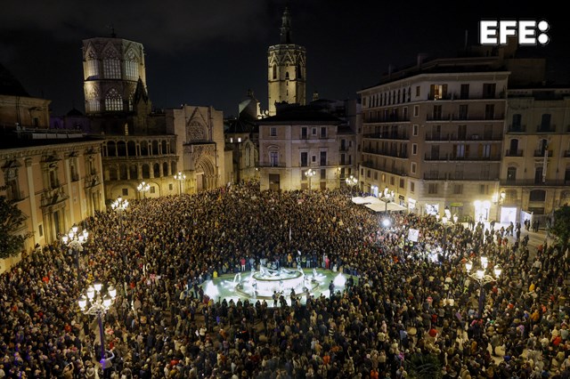 🔴 Convocan la tercera manifestación para pedir la dimisión de Mazón el 29 de diciembre

🪧 La protesta mantendrá el mismo recorrido y lema, 'Mazón dimisión', que las anteriores, que reunieron los días 9 y 30 de noviembre a 130.000 y 100.000 personas, respectivamente