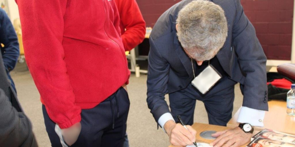 hmyoifeltham's tweet photo. We welcomed in David Dein MBE @ProjectTwinning who delivered a very engaging and motivational workshop to a group of young adults and men here at Feltham. He spoke about his journey in football, highlighting both his successes and his learnings to inspire personal growth 👏⚽ https://t.co/5BPLA7Sc6E