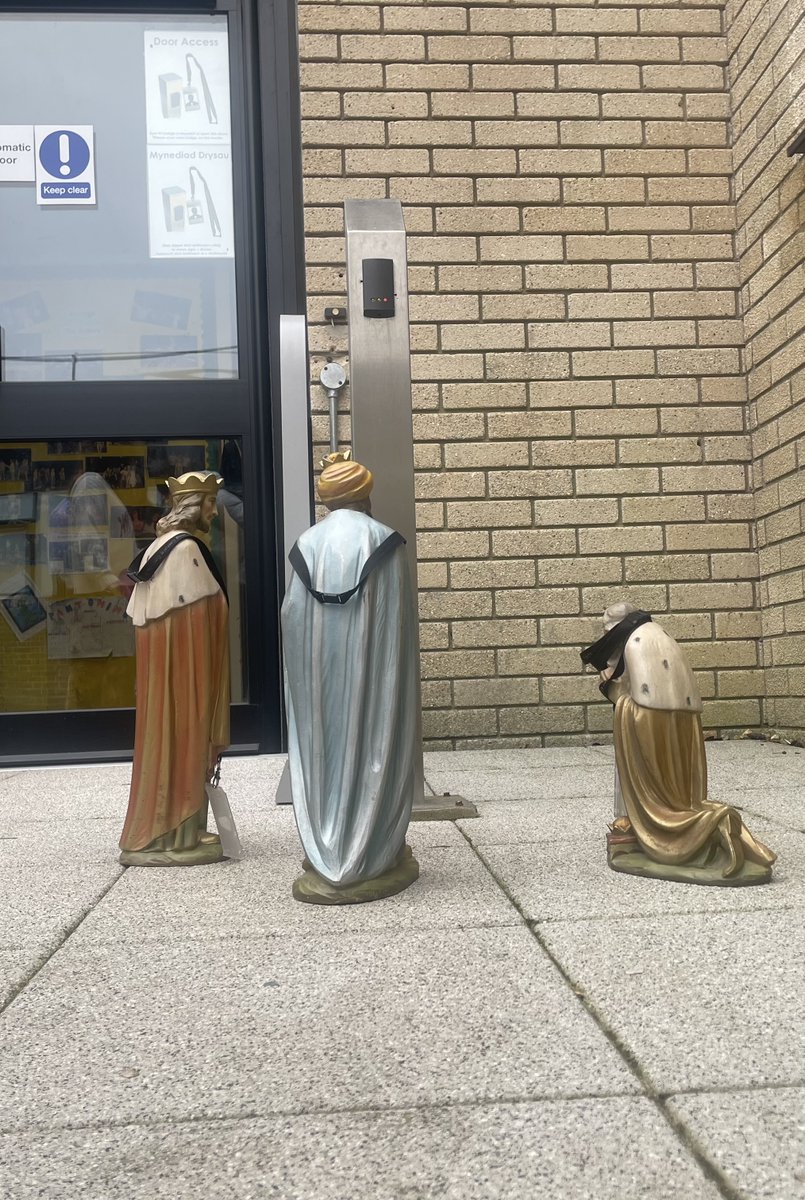 They've misplaced their lanyards... #WiseMenWatch

Maen nhw wedi colli eu bathodynnau...
