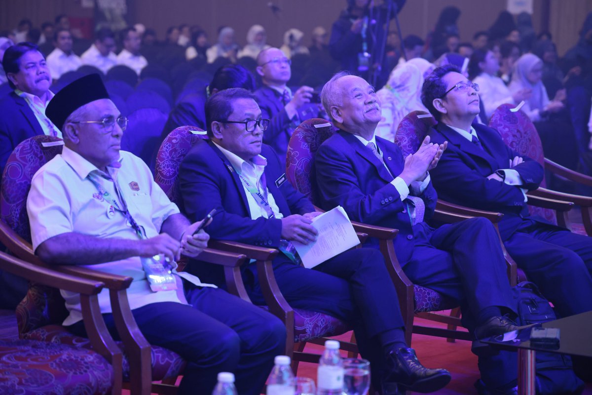 TkpkrBangunan's tweet photo. 11 Dis 2024 - YBhg. Dato' @IEsa2018 , TKPKR(B) merangkap Pengerusi HPTN menghadiri dan memeriahkan hari pertama Sambutan Kemuncak HPTN 2024 yang bertemakan "Profesion Teknikal Peneraju Kecemerlangan Teknologi". https://t.co/IRBUWHc1iP
