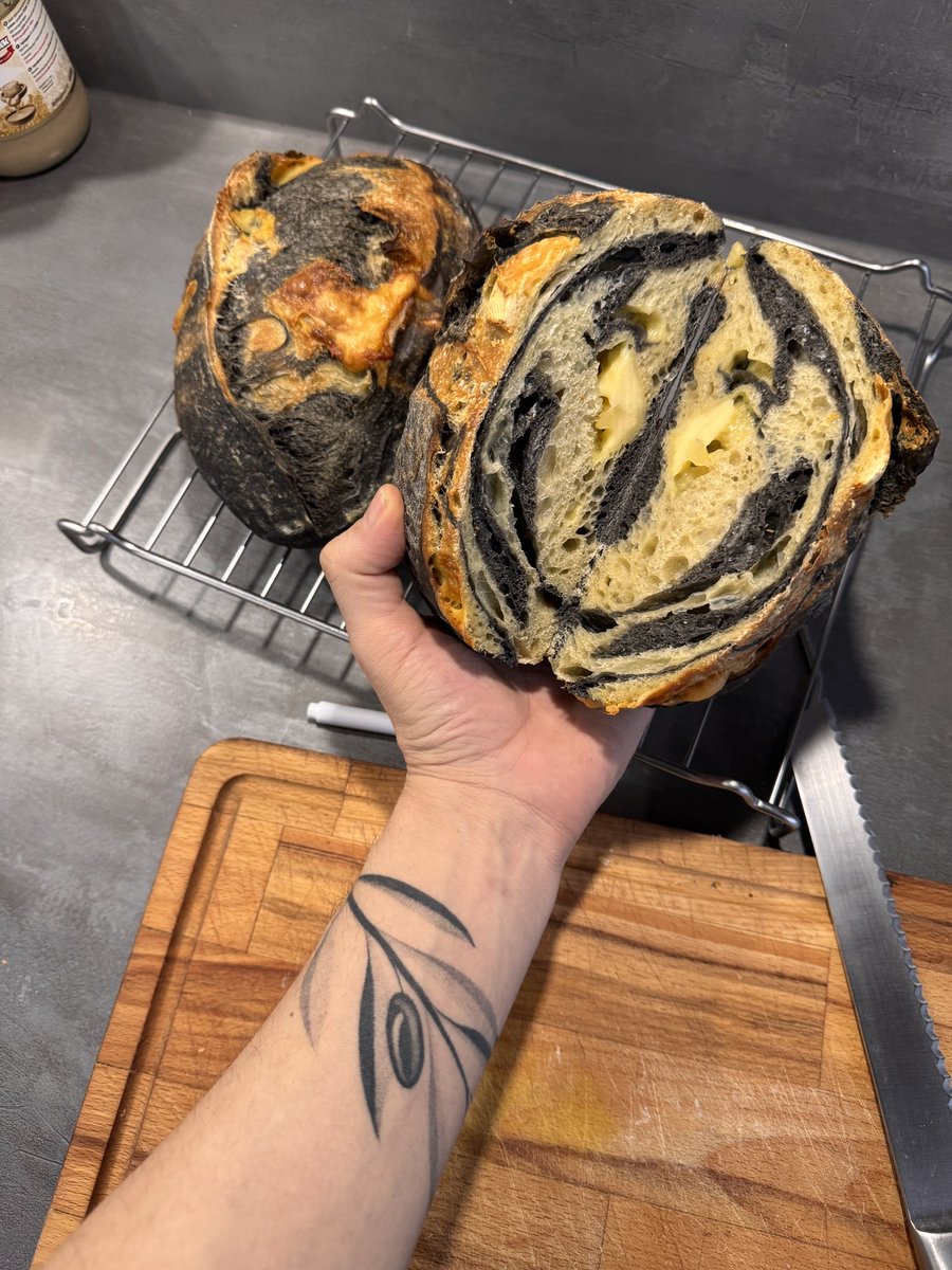 rezamarandi's tweet photo. وقتی نون میپزم دلم می‌خواد هدیه بدم و نون بعدی رو بپزم

باید یک سیستمی بزارم برای برلین هرکی تمایل داشت بیاد بگیره https://t.co/LRgt3Hjzd4