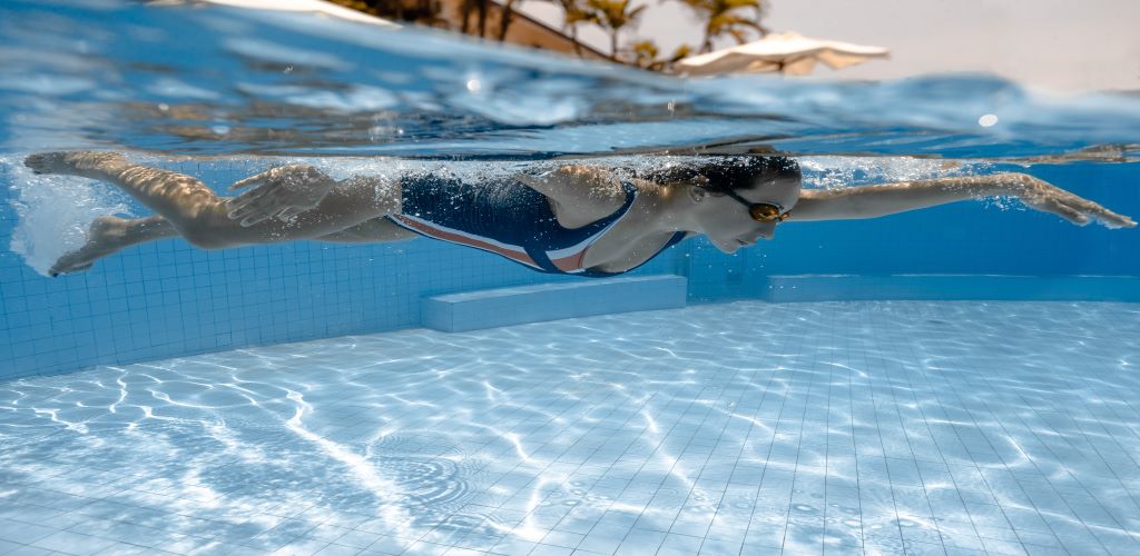 👽 ¿Has sufrido alguna vez una reacción alérgica al bañarte en una #piscina con cloro? Hoy te contamos las principales contraindicaciones del cloro para la piel y qué otros tratamientos de purificación del agua existen en el mercado. ▶ s.mtrbio.com/ssnootpxsi
#Ecología #Cloro