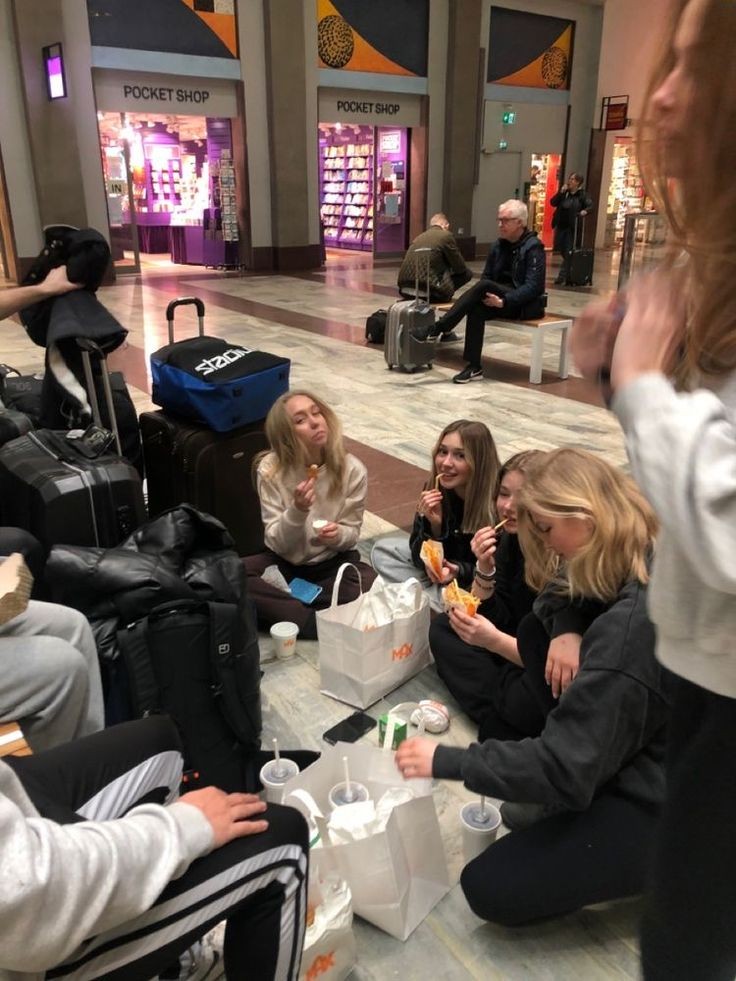 kiarafont's tweet photo. os pobi batendo o rango no chão do aeroporto https://t.co/PviAnuCjto